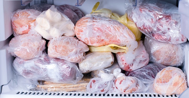 Overvolle vriezer met strak opgestapelde ingevroren producten waardoor luchtcirculatie ontbreekt.