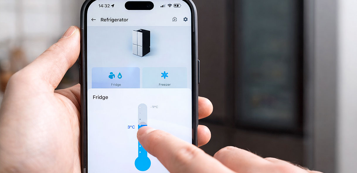 LG ThinQ app op smartphone toont temperatuur, Express Freeze en deurstatus van een LG koelkast