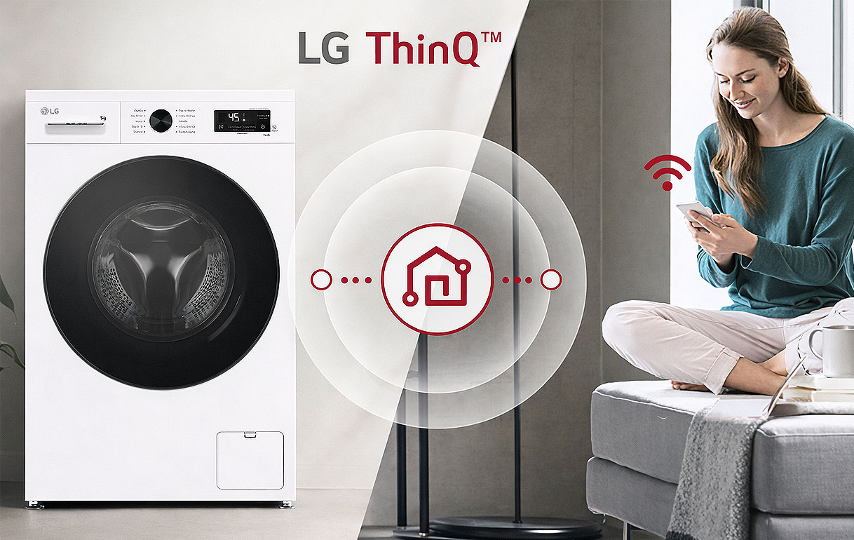 Vrouw bedient LG wasmachine op afstand via de ThinQ app met wifi-verbinding op haar smartphone