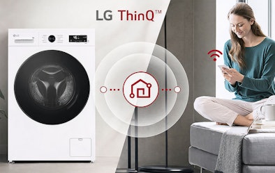 Vrouw bedient LG wasmachine op afstand via de ThinQ app met wifi-verbinding op haar smartphone