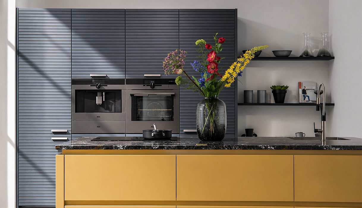 Compact schiereiland in kleine keuken met dun werkblad en lichte fronten