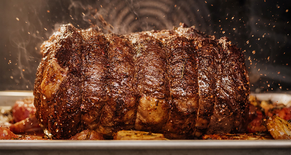 Spatterend vlees tijdens het verhitten als voorbeeld van waarom een magnetrondeksel spetters voorkomt
