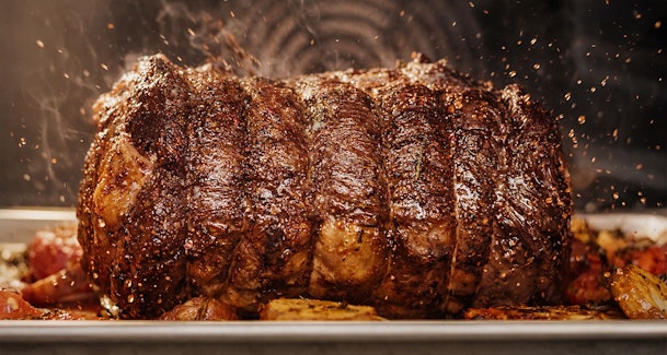 Spatterend vlees tijdens het verhitten als voorbeeld van waarom een magnetrondeksel spetters voorkomt