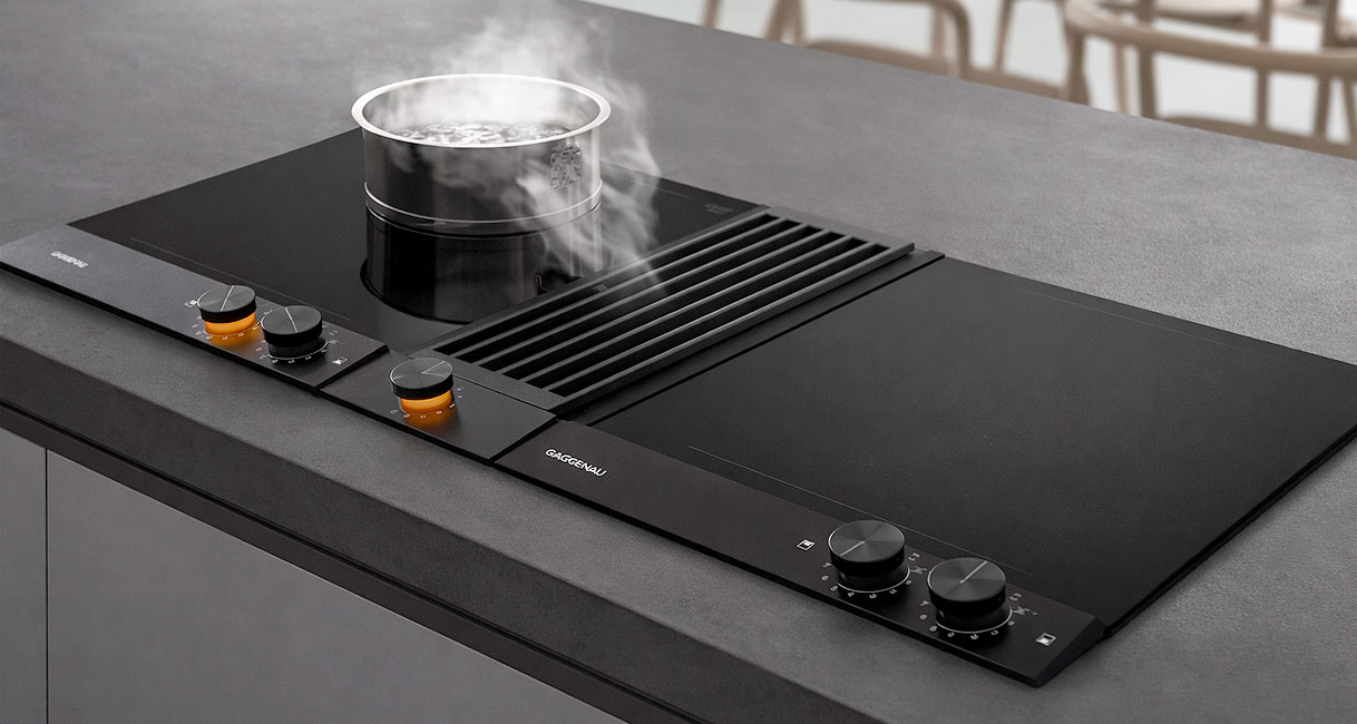 Gaggenau inductiekookplaat met geïntegreerde afzuiging die kookdampen direct bij de bron afzuigt