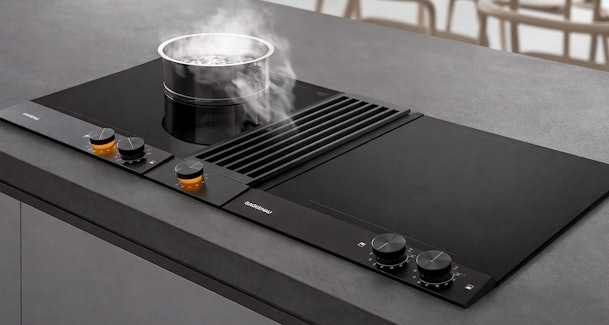 Gaggenau inductiekookplaat met geïntegreerde afzuiging die kookdampen direct bij de bron afzuigt