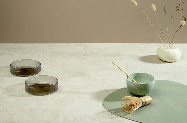 Kunststof keukenblad met theekommen, matcha klopper en droogbloemen in natuurlijke tinten