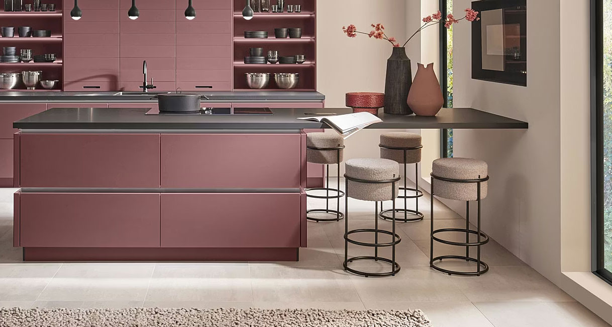 Kookeiland met lange eettafel in verlengde, meerdere zitplaatsen en royale opstelling in open keuken