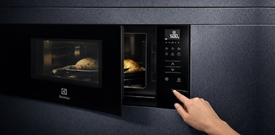 Hand die Electrolux magnetron opent via TouchOpen technologie met lichte aanraking zonder handgreep