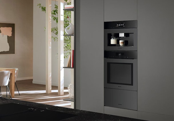 Miele Towerdesign met verticale opstelling van oven en koffiemachine in slanke kolom