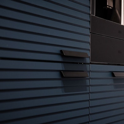 Trendy blauwe kastenwand