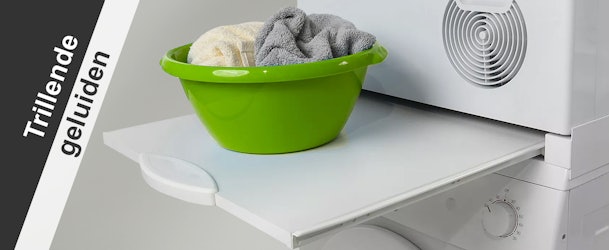 Trillende geluiden bij een droger geplaatst op een wasmachine.
