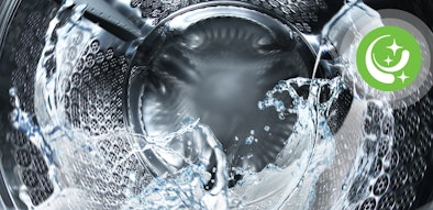 Water spoelt door wasmachine trommel tijdens reinigingsprogramma