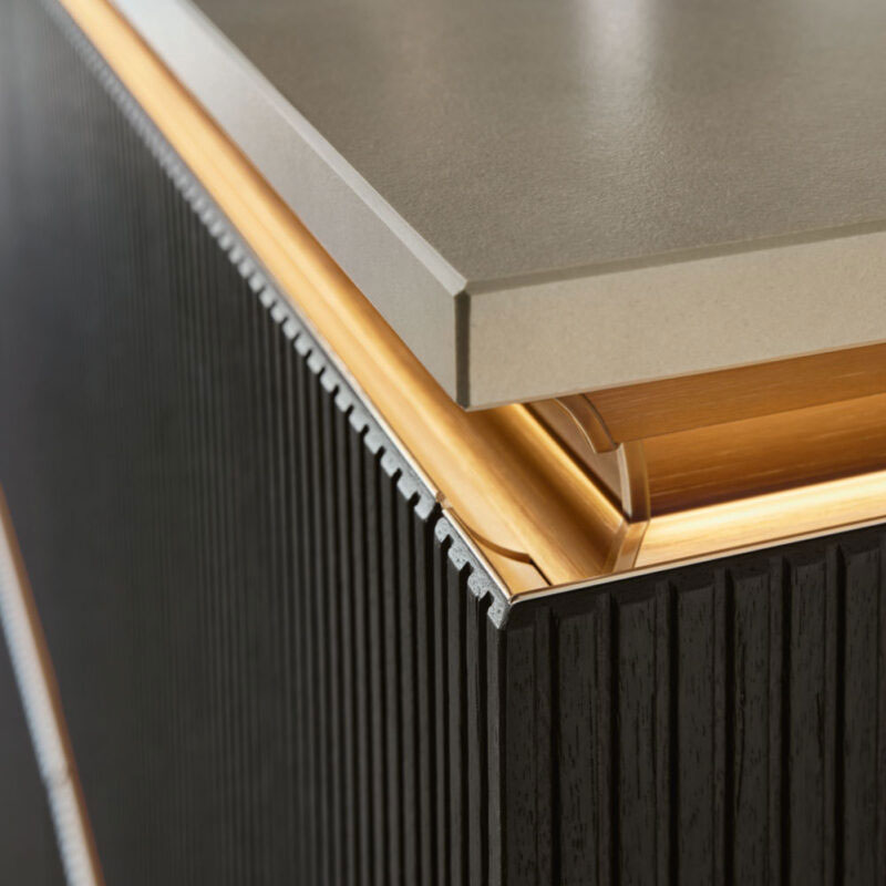 Truffelgrijs eikenhout greeplijst verlichting