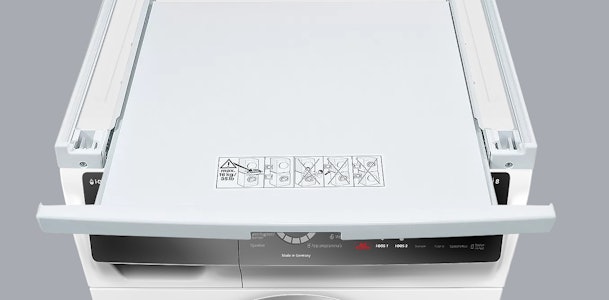 Het tussenstuk op de wasmachine plaatsen.