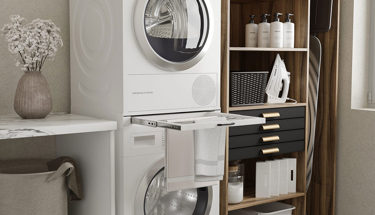 Droger op wasmachine met tussenstuk en uitschuifbaar werkblad in ingerichte wasruimte