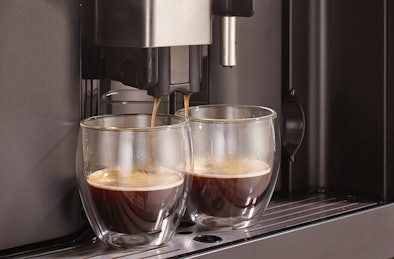 Twee koppen koffie tegelijk zetten.