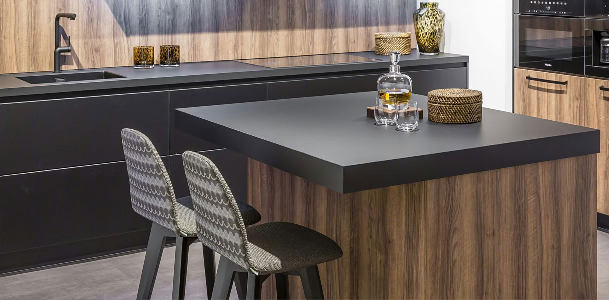 Kookeiland met uitsteek werkblad van circa 30 cm voor comfortabele zitruimte aan de bar