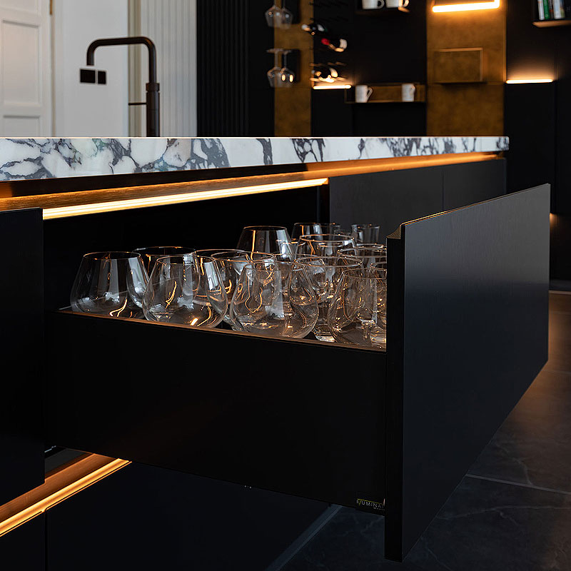 Uittreklade met glazen en verlichting