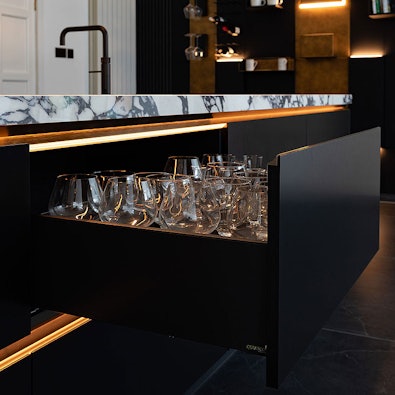 Uittreklade met glazen en verlichting