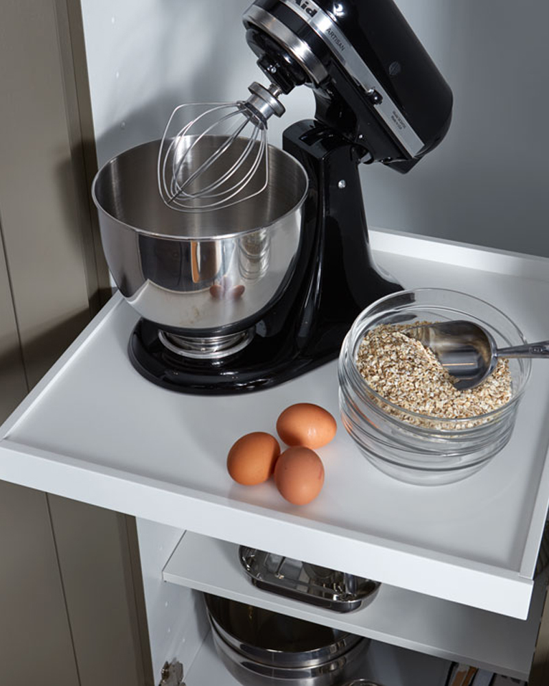 Uittrekplateau in keukenkast.