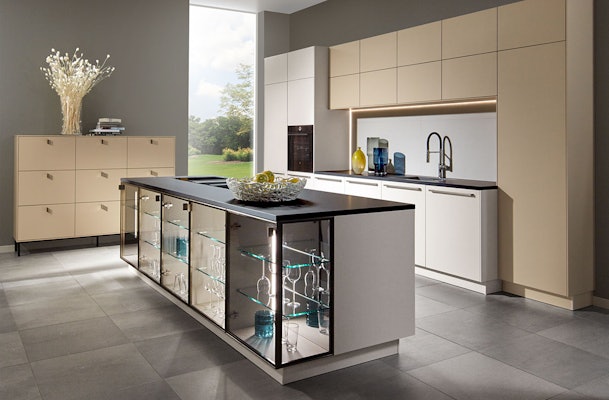 Ultramatte keukenopstelling in de kleurencombinatie wit en Sahara beige.