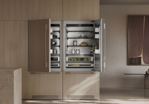 V-ZUG inbouw koelkast met open deuren, strak Zwitsers design en hoogwaardige indeling voor optimale koelprestaties