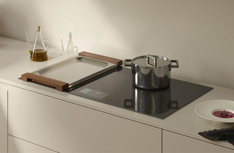 V-ZUG inductiekookplaat met FullFlex-technologie en automatische panherkenning, Zwitsers design in moderne keuken