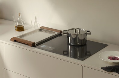 V-ZUG inductiekookplaat met FullFlex-technologie en automatische panherkenning, Zwitsers design in moderne keuken