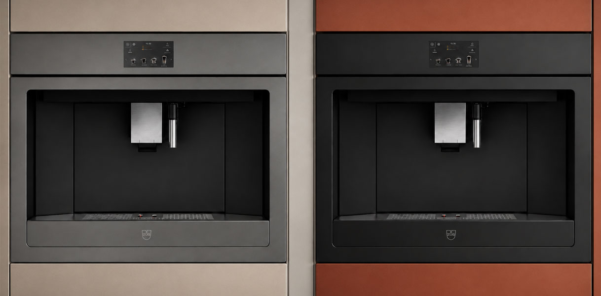 Twee modellen V-ZUG koffiemachines uit de V6000 serie naast elkaar ingebouwd in een keukenwand