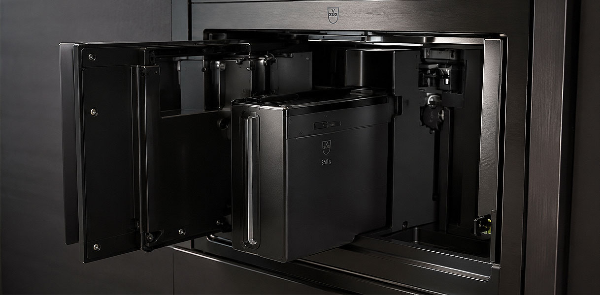 Binnenkant van een V-ZUG koffiemachine met ingebouwd reinigingsprogramma en automatisch ontkalken