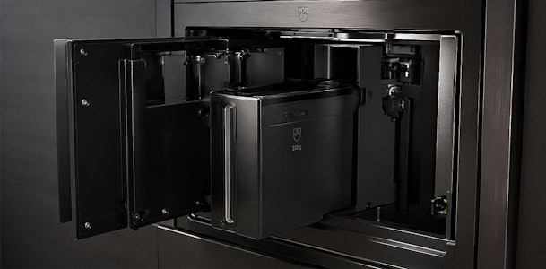 Binnenkant van een V-ZUG koffiemachine met ingebouwd reinigingsprogramma en automatisch ontkalken