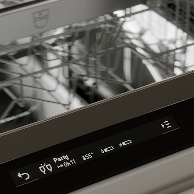 Close-up van V-ZUG Adora vaatwasserdisplay met het Party-programma, 11 minuten, voor snel schone vaat tussen gangen door.