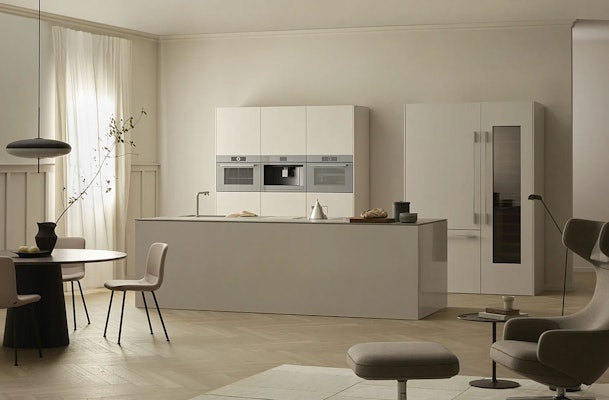 Moderne keuken met ingebouwde V-ZUG apparatuur zoals oven, koffiemachine, koelkast en wijnkoeler uit het complete assortiment.