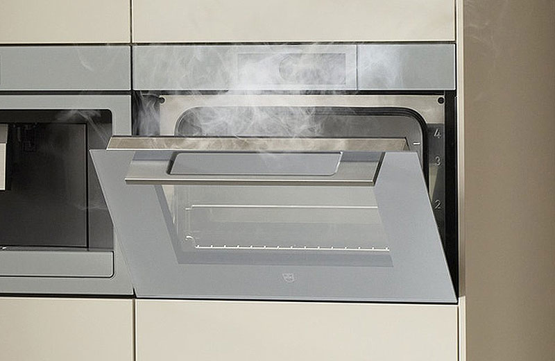 V-ZUG CombiSteamer met geavanceerde stoomtechnologie die gerechten sneller en gezonder bereidt door behoud van voedingsstoffen en smaken.