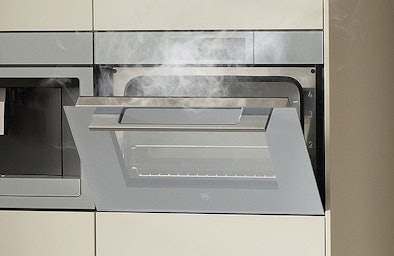 V-ZUG CombiSteamer met geavanceerde stoomtechnologie die gerechten sneller en gezonder bereidt door behoud van voedingsstoffen en smaken.