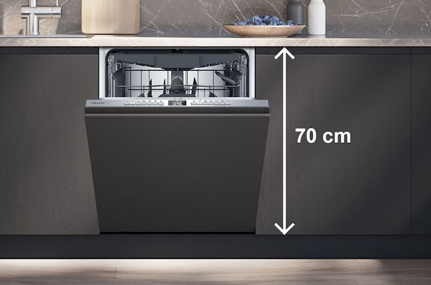 Geïntegreerde vaatwasser in een IKEA FAKTUM-keuken met een frontpaneel van 70 cm, geschikt voor een FAKTUM-vaatwasser.