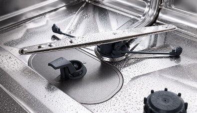 Roestvrijstalen bodem van een ATAG vaatwasser met RVS sproeiarm en filter, ontworpen voor een lange levensduur en optimale prestaties.
