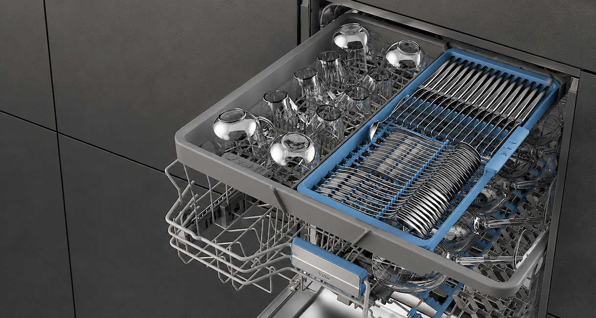 Bovenste besteklade van een Beko vaatwasser naast glazen in de bovenkorf