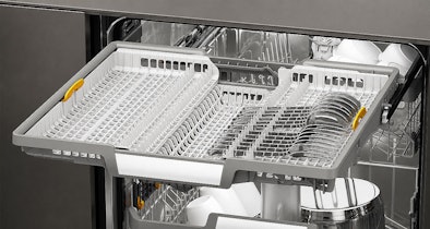 Verstelbare 3D-besteklade bovenin een Miele vaatwasser met borden in de onderkorf