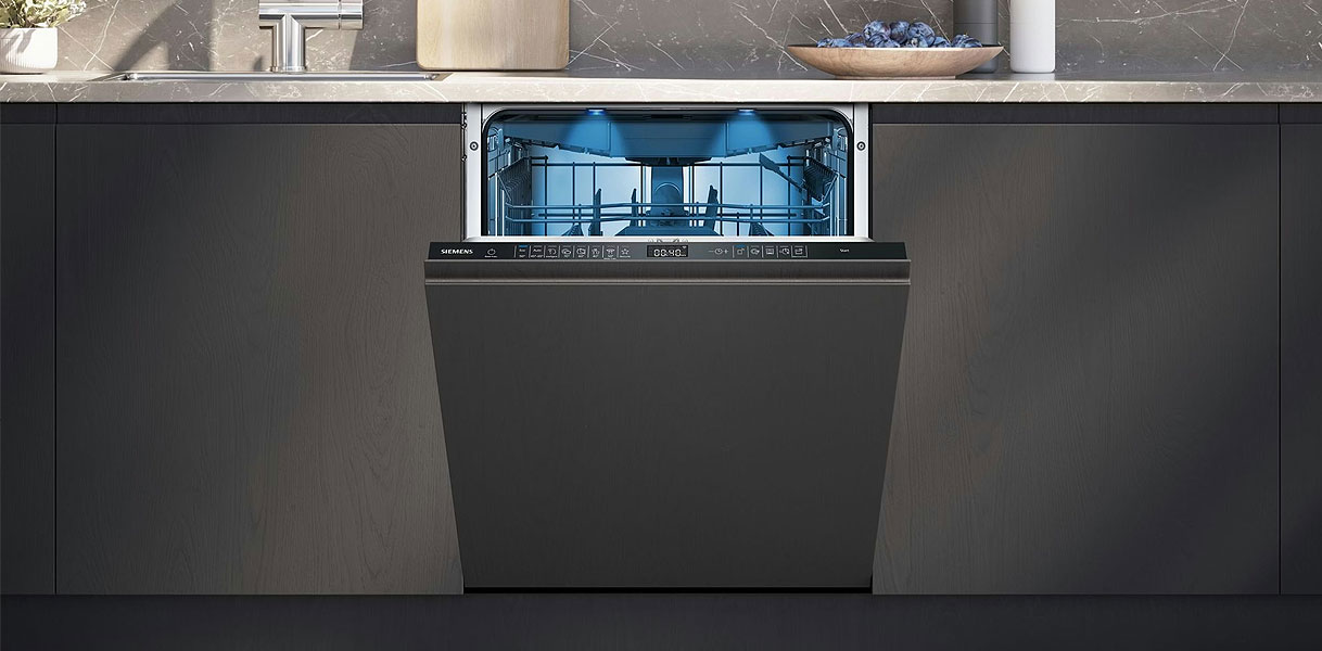 Geintegreerde vaatwasser van 60 cm breed in een moderne donkere keuken met open deur en zichtbaar interieur.