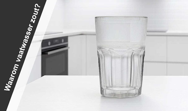 Wit uitgeslagen glas door kalkaanslag uit vaatwasser zonder zout
