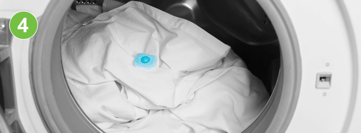 Vaatwastablet op witte was in de trommel van de wasmachine – methode om vergeelde witte was weer wit te krijgen