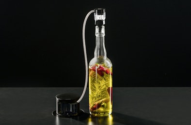 Een vacumeerafdichting maakt vloeistoffen langer houdbaar.