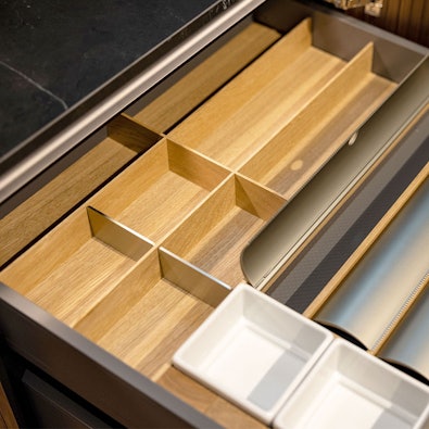 Variabel eiken opbergsysteem voor functionele laden