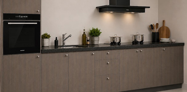 Houtlook keuken met inbouwoven, spoelbak, gaskookplaat met pannen en schouw afzuigkap