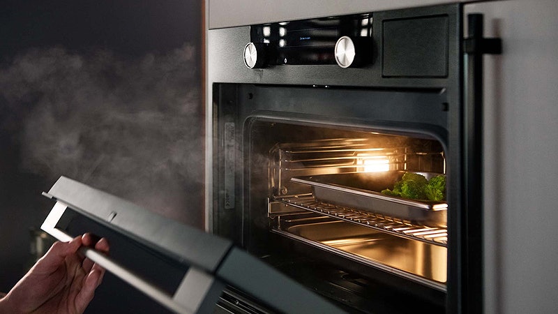 Naast de standaard oven- en magnetronfuncties, kun je ook kiezen voor extra functies zoals grillen, stomen en pizza bakken.