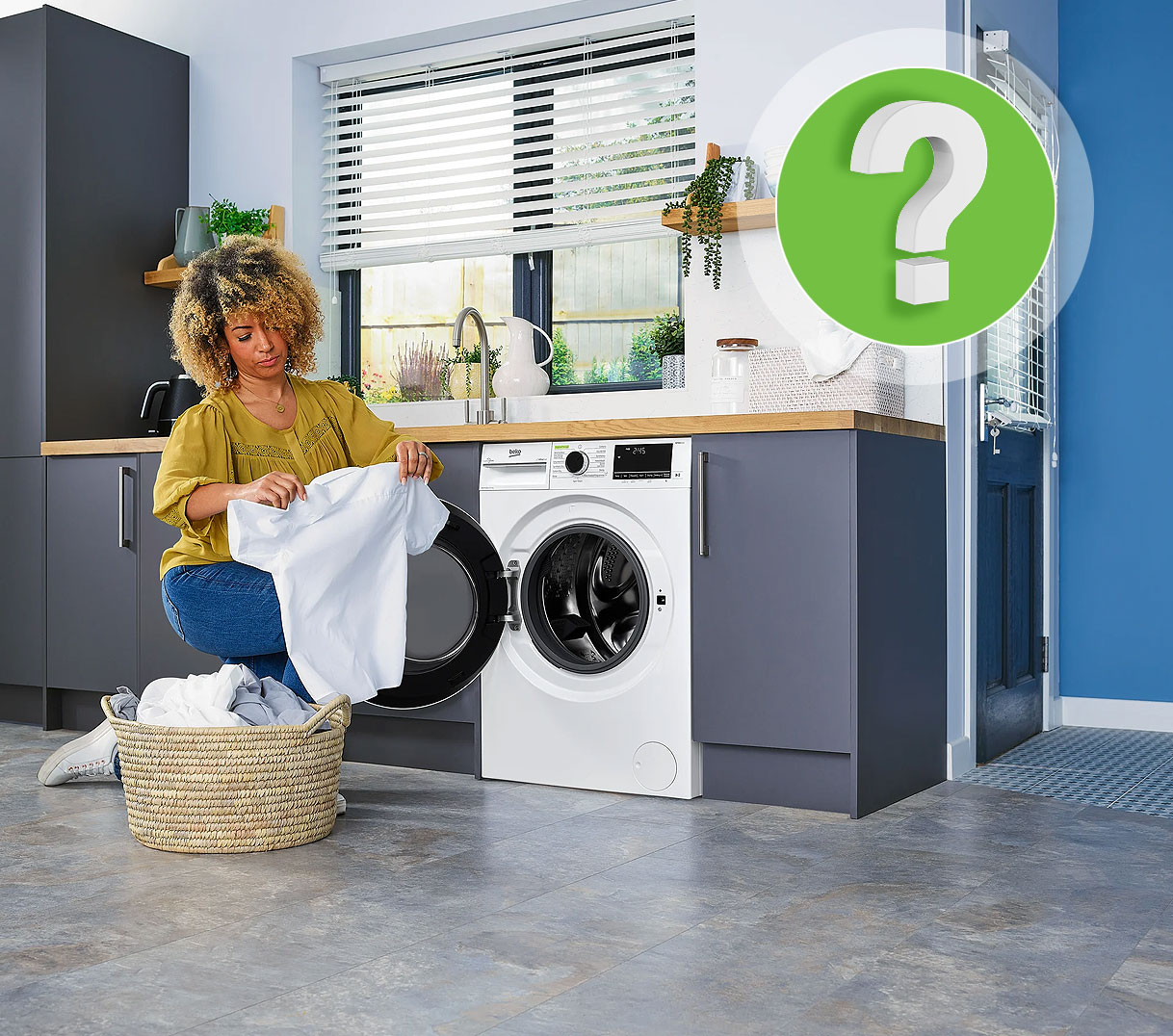 Persoon bij wasmachine en droger met vraagteken als symbool voor veelgestelde vragen over SteamCure