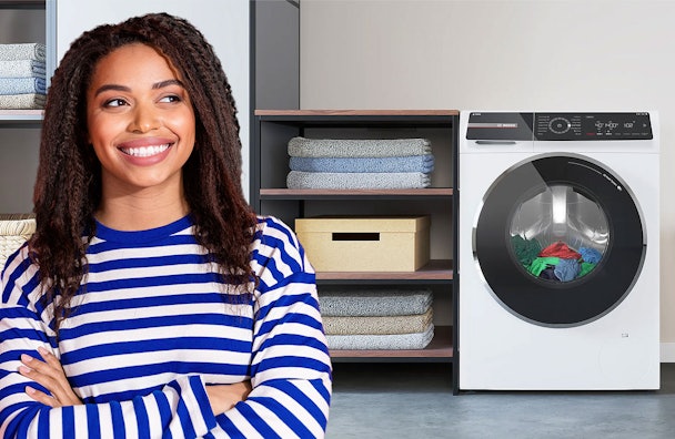 Gebruiker bij Bosch wasmachine met Active Water Plus technologie