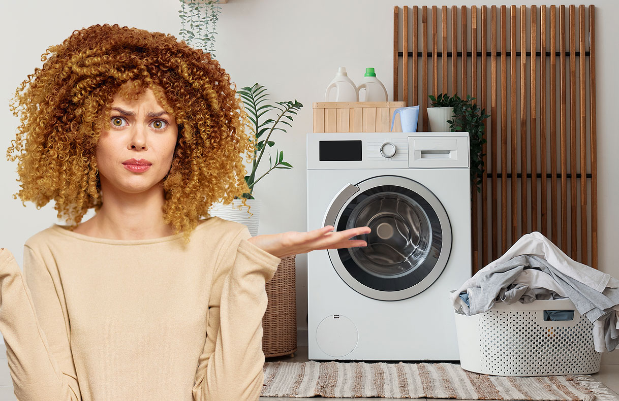 Vrouw bij wasmachine met vragen over Bosch SpeedPerfect functie