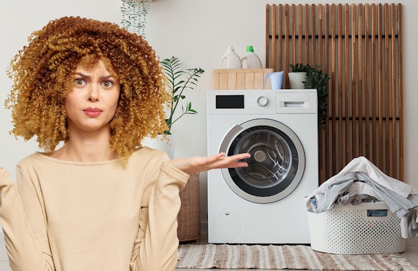 Vrouw bij wasmachine met vragen over Bosch SpeedPerfect functie